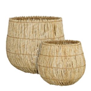 Ronda Opbergmand Set van 2 H40 x Ø44 cm Lichtbruin Op zoek naar mooie manden om plaids in op te bergen? Dan zijn de Ronda manden, die in een set van 2 komen, perfect! Deze lichtbruine opbergmanden staan als subtiele items in je interieur. Ze zijn gemaakt van stevig gras en zijn mooi afgewerkt in een lichtbruine kleur, waardoor ze een natuurlijke uitstraling hebben. Ideaal als wasmand, speelgoedmand voor je kleintje, of wat dan ook. De afmetingen zijn H40 x Ø44 cm en H32 x Ø36 cm. Casa & Viventes Breedte: 44cm Hoogte: 40cm Lengte: 44cm Diameter: 44cm Gewicht: 3000g kleuren: Bruin, Bruin Materialen: Ijzer merk: Mica Decorations