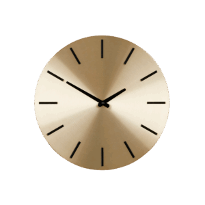 Brixen Wandklok Ø36 cm Goud Met de Brixen wandklok  weet je voortaan altijd hoe laat het is. De Brixen wandklok is gemaakt van aluminium en heeft een ronde vorm. De gouden achtergrond staat mooi in contrast met de zwarte wijzers. Modern met een chique touche! Door het strakke design past de Brixen wandklok daarnaast in elk interieur. Verder heeft de klok een makkelijk ophangsysteem waardoor hij makkelijk aan de muur te monteren is. De diameter van de klok is 35,5 cm. | Let op: deze klok heeft, net als veel andere klokken, een intern mechanische constructie die het tikken mogelijk maakt waardoor het geen stille klok is. Casa & Viventes Breedte: 35.5cm Hoogte: 4cm Lengte: 35.5cm Diameter: 35.5cm Gewicht: 530g kleuren: Goud, Goud Materialen: Aluminium merk: Mica Decorations