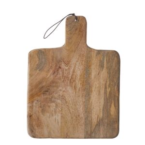 Duko Serveerplank L40 x B30 cm 100% FSC Mangohout Bruin Gebruik het als snijplank of om lekkere hapjes op te serveren. Met de Duko plank kun je alle kanten op! De Duko serveerplank is gemaakt van FSC®-gecertificeerd mangohout en heeft een warme, bruine kleur. Door dit natuurlijke materiaal is elk item uniek. Verplaats hem door het handgie handvat en hang hem na gebruik gemakkelijk op aan het touwtje. De borrelplank kan na gebruik niet in de vaatwasser worden gezet, maar als je er even een doekje overheen haalt is hij zo schoon. De afmetingen van de vierkante serveerplank zijn L40 x B30 cm. Casa & Viventes Breedte: 30cm Hoogte: 1cm Lengte: 40cm Gewicht: 1010g kleuren: Bruin, Bruin Materialen: Hout, Hout merk: Mica Decorations
