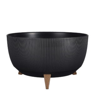 Doppio Bloempot op Poten H22 x Ø47 cm Gerecycled Plastic FSC Mix Zwart Geef jouw favoriete plant een prominente plek met deze Doppio schaal op poten. De zwarte pot is gemaakt van gerecycled plastic. De drie bruine pootjes zijn voor 40% gemaakt van gerecycled FSC®-gecertificeerd hout en 60% polypropyleen. De bloempot is daarnaast lichtgewicht, UV- en vorstbestendig. Door de uitneembare plug ontstaat er een drainagegat waardoor de pot een goede afwatering heeft. De pot is hierdoor geschikt voor zowel binnen als buiten. Erg mooi in combinatie met een kleurrijke plant. De Doppio bloempotten zijn verkrijgbaar in verschillende afmetingen en kleuren. Deze zwarte bloempot op pootjes is 22 cm hoog en heeft een diameter van 47 cm. Casa & Viventes Breedte: 47cm Hoogte: 22cm Lengte: 47cm Diameter: 47cm Gewicht: 2260g kleuren: Zwart, Zwart Materialen: Gerecycled kunststof merk: Mica Decorations