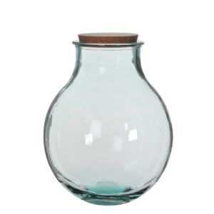 Olly Vaas H38 x Ø29 cm Gerecycled Glas Transparant Vul je interieur aan met vaas Olly . Deze terrarium vaas afkomstig uit Spanje heeft een ronde vorm en kan worden afgesloten met een deksel van kurk. Het dikke glas is 100% gerecycled. Erg duurzaam! De vaas past in ieder interieur en is geschikt voor vele doeleinden. Ga voor groen en maak je eigen ecosysteem, of gebruik het als opbergpot. De glazen pot is 38 cm hoog en heeft een diameter van 29 cm. Krijg je er geen genoeg van? De Olly vazen zijn ook nog verkrijgbaar in andere afmetingen. Casa & Viventes Breedte: 29cm Hoogte: 38cm Lengte: 29cm Diameter: 29cm Gewicht: 4860g kleuren: Wit Materialen: Gerecycled glas merk: Mica Decorations