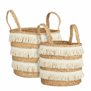 Opbergmand - Set van 2 - H30 x Ø32 cm - Waterhyacint - Bruin Maak je interieur direct levendig en natuurlijk met deze prachtige opbergmanden. De opbergmanden zijn gemaakt van waterhyacint en hebben een natuurlijke, bruine kleur. De witte franjes voegen een speels en vrolijk element toe aan de opbergmanden. Met deze opbergmanden kun je eenvoudig een georganiseerde en opgeruimde leefruimte creëren. Dankzij de handige handvatten kun je ze eenvoudig verplaatsen. De opbergmanden set bestaat uit 2 manden. De kleinste opbergmand is H27 x Ø28 cm met een opening van ongeveer Ø26 cm. De grote opbergmand is H30 x Ø32 cm en heeft een opening van ongeveer Ø30 cm. Waar zet jij deze stijlvolle opbergmanden set neer? Casa & Viventes Breedte: 32cm Hoogte: 30cm Lengte: 32cm Diameter: 32cm Gewicht: 1470g kleuren: Bruin, Bruin Materialen: Polyester merk: Mica Decorations