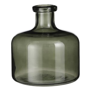 Regal Fles Vaas H22 x Ø20 cm Glas Groen Meestal fleur je een vaas pas echt op met de inhoud, maar glazen flesvaas Regal  zorgt direct al voor warmte in huis. Kijk maar eens naar de groene kleur van het glas. Erg gezellig! Door de smalle opening is de flesvaas erg geschikt voor wat losse bloemen, pluimen of kunsttakken. Wat zet jij erin? De glazen fles is 21,5 cm hoog en heeft een diameter van 20 cm. Casa & Viventes Breedte: 20cm Hoogte: 21.5cm Lengte: 20cm Diameter: 20cm Gewicht: 1470g kleuren: Groen, Groen Materialen: Glas, Glas merk: Mica Decorations