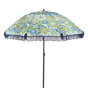 Bloem Parasol  H238 x Ø220 cm Blauw Geniet van de zon in stijl met de Bloem parasol. Het vrolijke ontwerp van de Bloem parasol met bloemenprint in blauwe tinten en speelse franjes voegen een prachtig accent toe aan jouw buitenruimte. Met een hoogte van Bloem parasol van 238 cm en een diameter van 220 cm biedt deze parasol voldoende schaduw op warme, zonnige dagen. De Bloem parasol is eenvoudig mee te nemen dankzij de meegeleverde hoes, die ook als handige tas fungeert - handig! Hij is perfect voor in de tuin, op het terras of tijdens een picknick. CASA & VIVENTES Breedte: 220cm Hoogte: 238cm Lengte: 220cm Diameter: 220cm Gewicht: 4850g Materialen: Polyester merk: Mica Decorations