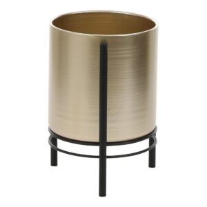 Sverre Bloempot op Standaard - H28 x Ø19 cm - Goud, Zwart Zet je favoriete plant letterlijk op een voetstuk met de Sverre pot op standaard van Mica Decorations. De handgemaakte bloempot heeft een trendy, gouden kleur en staat stevig bevestigd op een zwarte standaard van metaal. Een mooi contrast helemaal in de trend van nu! Doordat de pot net even van de grond komt, springt hij er met plant en al letterlijk bovenuit. De Sverre potten zijn verkrijgbaar in verschillende kleuren en maten. Leuk om met elkaar te combineren! Dit goudkleurige model is 28 cm hoog en heeft een diameter van 19 cm. ||Let op: Omdat dit een handgemaakt product is, kan de kleur, maat of vorm bij ieder item iets afwijken. Geen enkel product is hetzelfde! Casa & Viventes Breedte: 19cm Hoogte: 28cm Lengte: 19cm Diameter: 19cm Gewicht: 1200g kleuren: Goud, Goud Materialen: Ijzer merk: Mica Decorations