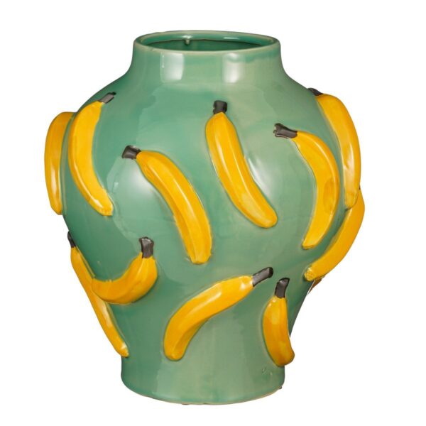 Moza Vaas - H38 x Ø34 cm - Keramiek - Lichtgroen Ben je op zoek naar een leuke unieke variatie op de klassieke fruit vaas? Dan is de Moza vaas een perfecte toevoeging aan jouw interieur. Met zijn lichtgroene basis en vrolijke bananenprint in de afwerking is deze keramieken vaas een echte blikvanger. De vaas is met de hand gemaakt van stevig keramiek, wat zorgt voor een hoogwaardige uitstraling. Hij is waterbestendig en biedt voldoende ruimte voor prachtige boeketten of decoratieve takken. Dit is natuurlijk deaal om een bijzonder accent te creëren in de woonkamer, keuken of op een bijzettafel. Met afmetingen van H37,5 x Ø34 cm is deze vaas een echte must-have voor iedereen die zijn interieur een vrolijke twist wil geven. CASA & VIVENTES Moza Vaas - H38 x Ø34 cm - Keramiek - Lichtgroen Breedte: 34cm Hoogte: 37.5cm Lengte: 34cm Diameter: 34cm Gewicht: 6100g kleuren: Groen Materialen: Steen merk: Mica Decorations