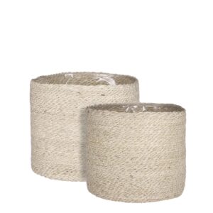Atlantic Plantenmand - Set van 2 - H26 x Ø30 cm - Crème De Atlantic plantenmanden  zijn mooi voor het oog en gemaakt van natuurlijk jute. Dit geeft de manden een natuurlijke look. Doordat de strengen jute in elkaar worden gedraaid, zijn ze ook nog eens erg stevig. Daarnaast zorgt de plastic liner aan de binnenkant voor extra bescherming. Erg handig als je hem gebruikt als bloempot en er een leuke plant in zet, maar je kan er ook wat dingen in opbergen. Door de neutrale crème kleur past hij in elk interieur! Deze set bestaat uit twee stuks die leuk bij elkaar gezet kunnen worden. De afmetingen zijn H24 x Ø26 en H26 x Ø30 cm. Casa & Viventes Breedte: 30cm Hoogte: 26cm Lengte: 30cm Diameter: 30cm Gewicht: 840g kleuren: Beige Materialen: Jute, Jute merk: Mica Decorations