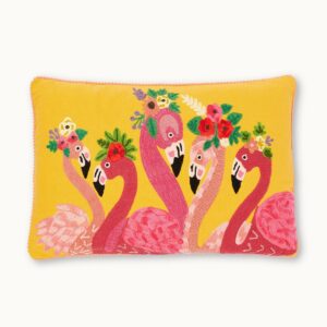 Kussen met vulling flamingo gele Onze meest populaire schatten bij door Vivi: Cushion -covers uit India! De uitgebreide ontwerpen zijn mechanisch geborduurd in een pure damesfabriek. De juiste sierrand geeft hen dat zeker iets. Case 100% katoen | Vul 100% polyester 60x40 cm alleen droog reinigen. Kussen met vulling. We bieden de kussenhoezen aan, zelfs zonder te vullen.  Casa & Viventes Breedte: 65cm Hoogte: 40cm Materialen: Katoen merk: by Vivi.