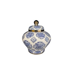 Blauw en wit porseleinen pot Blauw-wit porseleinen pot. Gedurfde contrasten van blauw en wit gecombineerd met elegante accenten om de middelgrote Aline Ginger Jar te doordrenken met tijdloze grandeur. Of je hem nu gebruikt op een grote mantel in een kamer in traditionele stijl of in een lichte, luchtige ruimte met een tuinthema, deze pot brengt karakter. Deze stijl past perfect bij vele decors. Elegante blauwe bloemen op een witte achtergrond complementeren elke ruimte. Brengt tijdloze schoonheid. Productdetails 100% porseleinspecificaties. CASA & VIVENTES Blauw en wit porseleinen pot Maat: H25cm B22cm Breedte: 15cm Hoogte: 25cm Lengte: 15cm Diameter: 15cm Inhoud: 2L Gewicht: 1000g merk: QMF Trading