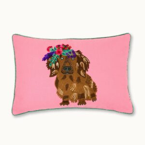 Kussen met  teckel en vulling  Onze meest populaire schatten bij door Vivi: Cushion -covers uit India! De uitgebreide ontwerpen zijn mechanisch geborduurd in een pure damesfabriek. De juiste sierrand geeft hen dat zeker iets. Case 100% katoen | Vul 100% polyester 60x40 cm alleen droog reinigen kussen met vulling.  Casa & Viventes merk: by Vivi.