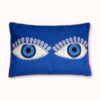 Kussenhoes Evil Eyes Blue Onze meest populaire schatten bij door Vivi: Cushion -covers uit India! De uitgebreide ontwerpen zijn mechanisch geborduurd in een pure damesfabriek. De juiste sierrand geeft hen dat zeker iets. 100% katoen 60x40 cm. Alleen droog reinigen. Kussenhoes zonder vulling. We bieden ook de kussenhoes aan met vulling. Casa & Viventes Materialen: Katoen merk: by Vivi.
