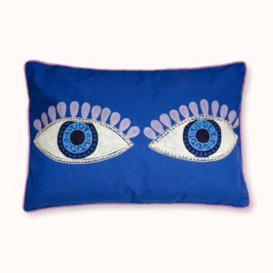 Kussenhoes Evil Eyes Blue Onze meest populaire schatten bij door Vivi: Cushion -covers uit India! De uitgebreide ontwerpen zijn mechanisch geborduurd in een pure damesfabriek. De juiste sierrand geeft hen dat zeker iets. 100% katoen 60x40 cm. Alleen droog reinigen. Kussenhoes zonder vulling. We bieden ook de kussenhoes aan met vulling. Casa & Viventes Materialen: Katoen merk: by Vivi.