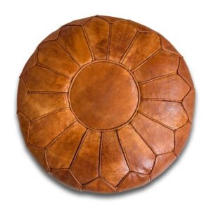 Leren poef - cognacbruin (XL) Marokkaanse leren poef Wil je je huis nog gezelliger maken of een leuke boho sfeer geven? Dan zijn onze handgemaakte poefs perfect voor jou! De leren poef cognac bruin (XL) wordt vaak gebruikt als decoratie, maar is ook ideaal als voetenbankje of als extra zitplaats voor kinderen. Multifunctioneel! De poef wordt het meest gebruikt in de woonkamer, slaapkamer of in een kinderkamer. Wij hebben een kleurrijk assortiment dat bij elke ruimte in uw huis past. Handgemaakte poef Onze poefs zijn handgemaakt van hoogwaardig echt leer en met liefde gemaakt door een coöperatie van ambachtslieden in Marokko. Individuele stukken leer worden met de hand aan elkaar gestikt. De leren poef wordt vervolgens in de zon gelegd en geolied om de mooie gebruinde kleur te krijgen, of met de hand geverfd tot een op maat gemaakt kleurenpalet met behulp van natuurlijke, plantaardige materialen. Ze worden van begin tot eind volledig met de hand gemaakt, met dezelfde traditionele technieken die tientallen jaren meegaan. Houd er rekening mee dat natuurlijke kleurvariaties, rimpels en vouwen deel uitmaken van de unieke kenmerken van leer en alleen maar schoonheid en karakter toevoegen. Casa & Viventes Breedte: 60cm Hoogte: 35cm Diameter: 60cm Gewicht: 1000g kleuren: Bruin Materialen: Leer, Leer merk: Poufs & Pillows