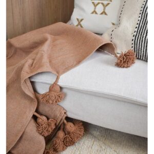 Pompondeken XL Beige Camel Beige camel Op zoek naar een statement piece voor je bed of een gezellig dekentje om onder te kruipen op de bank? Onze dekens voegen een charmant tintje toe aan je interieur. Dankzij de rustige kleuren en patronen zijn onze dekens geschikt voor vrijwel elke woonstijl, van modern tot bohemien. In de winter vindt de pom pom deken vaak zijn plekje in de slaapkamer of op de bank. In de zomer kan hij ook prima in de tuin gebruikt worden als het op een zomeravond wat koeler wordt. Wij bieden verschillende kleuren aan die leuk zijn om te mixen en matchen.  Specificaties van deze deken: Handgeweven door onze coöperatie van ambachtslieden in Marokko. Gemaakt van katoen. Aan de korte zijden van de pompomdeken bevinden zich pompons. Afmetingen: 300x180 cm Wasvoorschriften: wij raden aan om de pom pom deken met de hand te wassen of met een zachte machinewas op 20. De Marokkaanse techniek is een fascinerende kunst. De dekens zijn geweven op traditionele houten weefgetouwen, met aan beide uiteinden pompons. Elke deken is uniek en van hoge kwaliteit, waardoor jouw pom pom deken jarenlang meegaat. Onze pom pom dekens zijn ook verkrijgbaar in andere kleuren.  CASA & VIVENTES Pompondeken XL Beige Camel kleuren: Beige Materialen: Katoen, Wol, Katoen merk: Poufs & Pillows