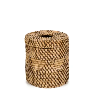 The Colonial Tissue Box Natuurlijk bruin Het is altijd handig om een ​​doos met de hand te hebben. Onze strak handgeweven rattanweefselbox is de perfecte oplossing voor die lelijke supermarktweefselboxen ;-) Het is een perfecte maat om op een bureau te passen, in een badkamer of op een keukeneiland zonder te veel ruimte in te nemen. Een behoorlijk accent voor elke kamer. CASA & VIVENTES The Colonial Tissue Box Natuurlijk bruin Breedte: 13cm Hoogte: 15cm Lengte: 13cm Gewicht: 200g Materialen: Rotan merk: Bazar Bizar Living