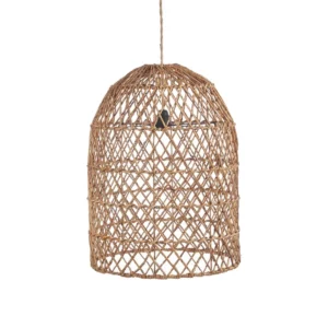De Xiomara Hanger - Naturel - S Breng een gevoel van charme en natuurlijke schoonheid in uw huis met de Xiomara -hanger, gemaakt van Banana Leaf. Het unieke ontwerp en het gestructureerde weven creëren een warme, uitnodigende ambiance, perfect voor eetkamers, woonruimtes of gezellige hoeken. De naam "Xiomara" verwijst naar zijn opvallende persoonlijkheid, waardoor deze hanger een echt statement -stuk is. Wanneer het wordt verlicht, werpt het een zachte, gouden gloed die zijn organische materialen benadrukt en een vleugje aardse verfijning toevoegt aan elke kamer. Deze lampschaduw heeft geen elektrische bedrading of pluggen. We verkopen deze fittingen apart, beide plafond gemonteerd als met plug.  CASA & VIVENTES De Xiomara Hanger - Naturel - S Breedte: 20cm Hoogte: 21cm Lengte: 20cm Gewicht: 355g merk: Bazar Bizar Living