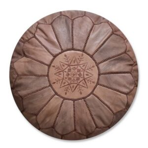 Leather Pouffe vol bruin Wil je je huis nog gezelliger maken of het een mooie boho sfeer geven? Dan zijn onze handgemaakte pouffes perfect voor jou! De lederen pouffe vol bruin wordt vaak gebruikt als decoratie, maar is ook ideaal als een voetenbank of als een extra stoel voor kinderen. Multifunctioneel! De Pouffe wordt meestal gebruikt in de woonkamer, de slaapkamer of in een kinderkamer. We hebben een kleurrijk assortiment dat past bij elke ruimte in uw huis. Handgemaakte pouffe Onze pouffes zijn handgemaakt van hoogwaardig echt leer en gemaakt met liefde door een coöperatie van ambachtslieden. Individuele stukken leer worden aan elkaar genaaid en vervolgens versierd met ingewikkelde handvoeten. De lederen pouffe is in de zon gelegd en geolied om de mooie gebruinde kleur te krijgen, of met de hand geverfd naar een op maat gemaakte kleurenpalet met natuurlijke plantaardige materialen. Ze worden volledig met de hand van begin tot eind gemaakt, met dezelfde traditionele technieken die tientallen jaren duren. Houd er rekening mee dat natuurlijke kleurvariaties, rimpels en vouwen deel uitmaken van de unieke kenmerken van leer en alleen schoonheid en karakter toevoegen.  Casa & Viventes Breedte: 50cm Hoogte: 35cm Lengte: 55cm Diameter: 55cm Gewicht: 7000g kleuren: Bruin Materialen: Leer merk: Poufs & Pillows