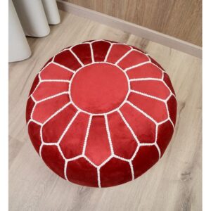 Fluwelen poef rood en wit Wil je je huis nog gezelliger maken of een leuke boho sfeer geven? Dan zijn onze handgemaakte poefs perfect voor jou! De rood fluwelen poef wordt vaak gebruikt als decoratie, maar is ook ideaal als voetenbankje of als extra zitplaats voor kinderen. Multifunctioneel! De poef wordt het meest gebruikt in de woonkamer, slaapkamer of kinderkamer. Wij hebben een kleurrijk assortiment dat bij elke ruimte in uw huis past. Casa & Viventes Hoogte: 35cm Lengte: 55cm Diameter: 55cm Gewicht: 12000.00g kleuren: Rood, Rood, Wit Materialen: Fluweel, Fluweel merk: Poufs & Pillows