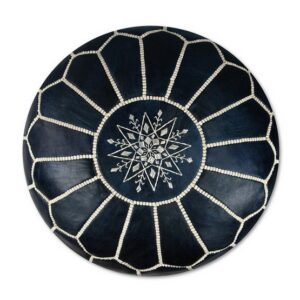 Leather Pouffe donkerblauw Wil je je huis nog gezelliger maken of het een mooie boho sfeer geven? Dan zijn onze handgemaakte pouffes perfect voor jou! Het lederen pouffe donkerblauw wordt vaak gebruikt als decoratie, maar is ook ideaal als een voetenbank of als een extra stoel voor kinderen. De Pouffe wordt meestal gebruikt in de woonkamer, de slaapkamer of in een kinderkamer. We hebben een kleurrijk assortiment dat past bij elke ruimte in uw huis. Handgemaakte pouffe Onze pouffes zijn handgemaakt van hoogwaardig echt leer en gemaakt met liefde door een coöperatie van ambachtslieden. Individuele stukken leer worden aan elkaar genaaid en vervolgens versierd met ingewikkelde handvoeten. De lederen pouffe is zonnebaden en geolied om de mooie gebruinde kleur te krijgen, of met de hand geverfd naar een op maat gemaakte kleurenpalet met natuurlijke plantaardige materialen. Ze worden volledig met de hand van begin tot eind gemaakt, met dezelfde traditionele technieken die tientallen jaren duren. Houd er rekening mee dat natuurlijke kleurvariaties, rimpels en vouwen deel uitmaken van de unieke kenmerken van leer en alleen schoonheid en karakter toevoegen.  Casa & Viventes Hoogte: 35cm Lengte: 55cm Diameter: 55cm Gewicht: 12000.00g kleuren: Blauw Materialen: Leer, Leer merk: Poufs & Pillows