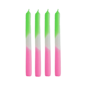 Taps - Dipdye - Waxgroen/wit/roze - S4 Burn Baby Burn! Kaarsen zijn de ultieme stemmingsmakers en zijn het belangrijkste ingrediënt voor romantiek. En we zouden daar allemaal wat meer van kunnen gebruiken, nietwaar? Belangrijke kenmerken:- Set van 4 kaarsen in dezelfde kleur, verbrandtijd: App. 6,5 uur- Grootte: 2,1x25 cm Styling Tip: kies een kleurencombinatie die u meteen gelukkig maakt. CASA & VIVENTES Taps - Dipdye - Waxgroen/wit/roze - S4 merk: Housevitamin