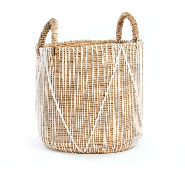 De rechte gestikte macrame -mand - m Kijk eens naar deze mand! Het is moeilijk om het niet te doen, omdat het een kunstwerk is. De mand zelf is gemaakt van sterk, duurzaam zeegras dat een prachtige natuurlijke uitstraling en kleur heeft en jarenlang meegaat. Het is versierd met een ingewikkeld patroon van wit katoen. Ideaal voor tijdschriften, speelgoed of zelfs een mooie potplant. En het beste: er zijn drie maten beschikbaar! CASA & VIVENTES De rechte gestikte macrame -mand - m Breedte: 35cm Hoogte: 45cm Lengte: 35cm Gewicht: 1300g merk: Bazar Bizar Living