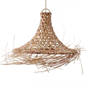 De Mykonos Hanger - Naturel - L Een speelse en schattige handgemaakte hanglamp gemaakt van rotan. Creëer een echte Coastal Boho -sfeer in een slaapkamer, kinderkamer, woonkamer, gang of overdekte buitenruimte. Deze lampschaduw heeft geen elektrische bedrading of pluggen. We verkopen deze fittingen apart, zowel plafond gemonteerd als met plug. Zoek naar een fitting in onze winkel en selecteren de gewenste look en het type. Casa & Viventes Breedte: 60cm Hoogte: 45cm Lengte: 60cm Gewicht: 1500g Materialen: Rotan, Rotan merk: Bazar Bizar Living