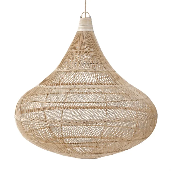 ThDe Driftwood Halo hanger  Laat alles vallen wat je doet en krijg deze fantastische Rotan -lampschaduw. Gevormd in de vorm van een traandruppel, kan deze unieke lamp worden gebruikt als een hanger of een vloerlamp. Het is beschikbaar in drie maten en de complexe rotanpatronen zullen uw ruimte op een zeer atmosferische manier verlichten. Een must have voor elk huishouden! Deze lampschaduw heeft geen elektrische bedrading of pluggen. We verkopen deze fittingen apart, zowel plafond gemonteerd als met plug. Zoek naar een fitting in op onze site en selecteren de gewenste look en het type. Casa & Viventes Breedte: 107cm Hoogte: 110cm Lengte: 107cm Gewicht: 5000g Materialen: Rotan merk: Bazar Bizar Living