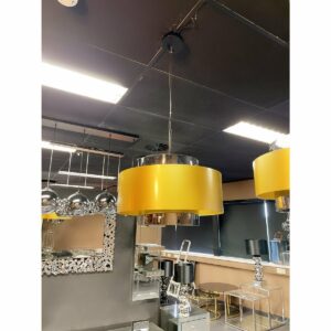 Okura Hanglamp De Okura Hanglamp is een modern lamp dat perfect past in elke interieur. Hierdoor geeft dit een warme sfeer wanneer deze aan staat. Deze lamp is een ware eyecatcher in huis. Afmeting ø50 cm Lamp 31 cm x 50 cm Voor deze lamp zijn lampen met een E27-fitting geschikt.  Casa & Viventes kleuren: Geel Materialen: Staal, Glas merk: Luxury Living B.V.