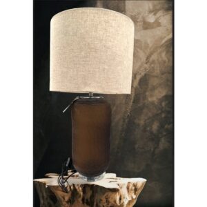LAMP chocolade inc LED Voeg een verfijnde draai aan uw woningverlichting met de tafellamp. Geniet van het verleidelijke silhouet van deze geometrische tafellamp van matglas. Het is vervaardigd met een stevige matglazen basis met een koele textuur die zowel opvallend als elegant vormgegeven is. Het is afgewerkt met een witte trommelkap die een natuurlijke aanvulling vormt op de glazen voet. Deze tafellamp  vormt een aanvulling op elk interieur, van traditioneel tot modern. Het is een functioneel kunstwerk dat perfect past in elke kamer. CASA & VIVENTES LAMP chocolade inc LED Breedte: 45cm Hoogte: 90cm Gewicht: 5000g kleuren: Bruin, Beige, Bruin, Wit Materialen: Glas, Glas, Keramiek merk: QMF Trading