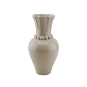 Vaas parelhals keramiek zand 12x12x24cm Vaas met de parelsnek - je kunt nooit genoeg vazen ​​hebben! Deze kleine vaas kan gemakkelijk worden gecombineerd met andere vazen ​​of kandelaars. Met zijn prachtige parelkhals heeft deze beige gekleurde kruik vaas een echt uniek uiterlijk. Belangrijkste kenmerken: Gemaakt van: DolomitedImensions: 12x12x24cm Styling Tip: De zandgekleurde jug-vaas ziet er ook geweldig uit op een dienblad met andere kleine vazen ​​en kandelaars. Vaas parelhals keramiek zand 12x12x24cm merk: Housevitamin