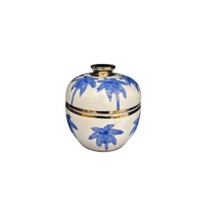 Porseleinen vaas met Delfts blauw en kokospalm (For Kitchen Home) Blauw-wit porseleinen bloemenpot (voor in de keuken) Bloemendeksel Gedurfde contrasten van blauw en wit gecombineerd met elegante accenten om de middelgrote Aline Ginger Jar te doordrenken met tijdloze grandeur. Of je hem nu gebruikt op een grote mantel in een kamer in traditionele stijl of in een lichte, luchtige ruimte met een tuinthema, deze pot brengt karakter. Klassieke stijl past perfect bij vele decors. Elegante blauwe bloemen op een witte achtergrond complementeren elke ruimte. Brengt tijdloze schoonheid. Productdetails 100% porseleinspecificaties. Porseleinen vaas met Delfts blauw en kokospalm (For Kitchen Home) CASA & VIVENTES Maat: H15cm B14,5cm Breedte: 14.5cm Hoogte: 15cm Lengte: 14.6cm Diameter: 15cm Inhoud: 2L Gewicht: 1000g kleuren: Blauw, Wit Materialen: Beenporselein merk: QMF Trading