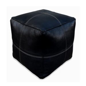 Lederen pouffe zwart (modern vierkant) Wil je je huis nog gezelliger maken of het een mooie boho sfeer geven? Dan zijn onze handgemaakte pouffes perfect voor jou! Het lederen pouffe zwart (modern vierkant) wordt vaak gebruikt als decoratie, maar is ook ideaal als een voetenbank of als een extra stoel voor kinderen. De Pouffe wordt meestal gebruikt in de woonkamer, de slaapkamer of in een kinderkamer. We hebben een kleurrijk assortiment dat past bij elke ruimte in uw huis. De pouffes zijn handgemaakt van hoogwaardig echt leer en gemaakt met liefde door een coöperatie van ambachtslieden. Individuele stukken leer worden met de hand aan elkaar genaaid. De lederen pouffe wordt vervolgens in de zon gelegd en geolied om de mooie gebruinde kleur te krijgen, of met de hand geverfd naar een op maat gemaakt kleurenpalet met natuurlijke plantaardige materialen. Ze worden volledig met de hand van begin tot eind gemaakt, met dezelfde traditionele technieken die tientallen jaren duren. Houd er rekening mee dat natuurlijke kleurvariaties, rimpels en vouwen deel uitmaken van de unieke kenmerken van leer en alleen schoonheid en karakter toevoegen. Casa & Viventes kleuren: Zwart, Zwart Materialen: Leer, Leer merk: Poufs & Pillows