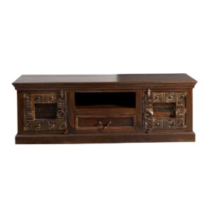 Lowboard TV meubel media ladenkast Een lowboard dat je het gevoel geeft op vakantie te zijn in India. Uitgebreid snijwerk op gerecycled oud hout met metalen applicaties geven de voorkant van het tv-meubel de antieke koloniale uitstraling die typerend is voor India. De handgemaakte kast biedt voldoende opbergruimte achter 2 deuren, 1 open vak en een lade voor dvd-spelers, gameconsoles, ontvangers, versterkers, afstandsbedieningen enz. De tv-ladekast kan met passende accessoires prachtig tentoon worden gesteld en laat de schoonheid van het antieke koloniale De multimedia ladekast komt goed tot zijn recht. Opzettelijke gebruikssporen geven de ladekast een extra uitstraling. De ladekast kan in een woonkamer worden gecombineerd met moderne meubels en woonruimtes en geeft uitdrukking aan zijn charme. Vakmaat 50x40x11 cm, lade binnenmaat 47x33x10 cm, 1 vaste plank achter de deuren, vakmaat BT 42,5x37, hoogte boven 16 cm en onder 13 cm, laderails van hout Casa & Viventes Breedte: 150cm Hoogte: 50cm Lengte: 45cm Gewicht: 50000.00g kleuren: Bruin Materialen: Hout, Hout, Metaal merk: SIT Möbel Im- und Export