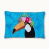 Kussenhoes toucan Onze meest populaire schatten bij door Vivi: Cushion -covers uit India! De uitgebreide ontwerpen zijn mechanisch geborduurd in een pure damesfabriek. De juiste sierrand geeft hen dat zeker iets. 100% katoen 60x40 cm. Alleen droog reinigen. Kussenhoes zonder te vulling. We bieden ook de kussenhoes aan met vulling. Casa & Viventes Breedte: 65cm Hoogte: 40cm Materialen: Katoen merk: by Vivi.