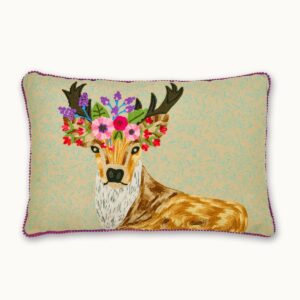 Kussenhoes rendier Onze meest populaire schatten bij door Vivi: Cushion -covers uit India! De uitgebreide ontwerpen zijn mechanisch geborduurd in een pure damesfabriek. De juiste sierrand geeft hen dat zeker iets. 100% katoen 60x40 cm. Alleen droog reinigen. Kussen zonder vulling. We bieden ook de kussensloop aan met vulling. Casa & Viventes merk: by Vivi.