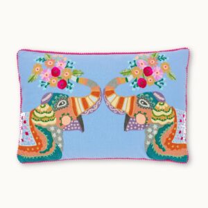 Kussenhoes met vulling olifanten Onze meest populaire schatten bij door Vivi: Cushion -covers uit India! De uitgebreide ontwerpen zijn mechanisch geborduurd in een pure damesfabriek. De juiste sierrand geeft hen dat zeker iets. Case 100% katoen | Vul 100% polyester 60x40 cm alleen droog reinigen. Kussen met vulling - we bieden de kussenhoezen aan, zelfs zonder te vullen.  Casa & Viventes Breedte: 65cm Hoogte: 40cm Materialen: Katoen