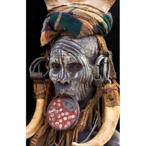 Gobelin geweven wandtapijt 120/180 Mursi vrouw Ethiopië WH1913 uitgerekt op een draagbalk Over de kunstenaar:De Duitse documentaire fotograaf Mario Gerth wordt geprezen om zijn uitgebreide reizen naar meer dan 80 landen op vijf continenten als onderdeel van zijn passie. Mario Gerth heeft te maken gehad met burgerlijke onrust, armoede en geweld, maar heeft ook schoonheid gevonden in culturen en mensen.Gerths fotografie, met een bijzondere focus op Afrika, toont de natuurlijke en menselijke diversiteit van het continent en benadrukt de unieke culturele en sociale kwaliteiten die hij bewondert. Zijn werk weerspiegelt de waardigheid en gratie van Afrikaanse individuen, van de trots van ouderen tot de harmonie van landschappen. De fotografie van Gerth wordt internationaal erkend door Time Magazine als transformerend. Ontdek onze Gobelins-collectie, met geweven kunstwerken van getalenteerde kunstenaars, fotografen en ontwerpers. Elk stuk is vervaardigd met katoenen garens, waarbij slechts acht kleuren zijn gebruikt om een ​​fotorealistisch resultaat te bereiken. De collectie biedt drie maten: small (vierkant), medium en large.Verfraai uw ruimte met onze gecertificeerde geluidsdempende gobelins. Hoewel alle textielkunstwerken op natuurlijke wijze geluid absorberen, kunnen we extra akoestisch dempend materiaal toevoegen dat is gemaakt van gerecyclede jeans voor superieure geluidsreductie. Dit milieuvriendelijke proces omvat mechanische recycling, waarbij jeans worden gereduceerd tot vezels, waarbij alle niet-textiele componenten worden verwijderd. Transformeer uw interieur met onze kleurrijke, akoestische Gobelins. Casa & Viventes Breedte: 120cm Hoogte: 180cm Lengte: 3cm Gewicht: 5000g kleuren: Meerkleurig Materialen: Katoen, Katoen merk: MONDiART