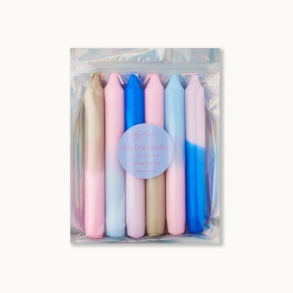 Dip Dye Kerze Set: Under the Sea kaarsen Of het nu een cadeau is voor een verjaardag of voor Kerstmis, als een souvenir voor het zomerfestival of een andere uitnodiging. Mijn hand -gekleurde dip kleurstofkaarsen zijn een prachtige manier om je vrienden en familie te geven. Elke kaars is een enkel stuk, maar altijd gekleurd met veel liefde en passie in onze studio in München. De kleurintensiteit, de kleurgradiënt en de volgorde van de kaarsen kunnen variëren. De verpakking is herbruikbaar. Ontworpen en geassembleerd met liefde in München. Kleuren: beige - roze | Rosa - lichtblauw | Blauw - roze | Rosa - Beige | Lichtblauw - roze | Rosa - Blue Grootte: 6 kaarsen | Hoogte 18 cm | Breedte: 2,2 cm verbrandingstijd: ongeveer 6,5 uur, zorg ervoor dat je kaarsen nooit onbeheerd laat branden! CASA & VIVENTES Dip Dye Kerze Set: Under the Sea kaarsen kleuren: Meerkleurig, Blauw, Beige Materialen: Paraffine merk: by Vivi.