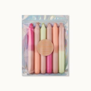 Dip Dye-kaarsenset: Pumpkin Spice Of het nu een cadeau is voor een verjaardag of voor Kerstmis, als een souvenir voor het zomerfestival of een andere uitnodiging. Mijn hand gekleurde dip kleurstofkaarsen zijn prachtig om aan je vrienden en familie te geven. Elke kaars is een enkel stuk, maar altijd gekleurd met veel liefde en passie in onze studio in München. De kleurintensiteit, de kleurgradiënt en de volgorde van de kaarsen kunnen variëren. De verpakking is herbruikbaar. Ontworpen en geassembleerd met liefde in München. Kleuren: Bordeaux - Brown | Brown - Sunny Terra | Olive - Brown | Brown - Bordeaux | Sunny Terra - Brown | Brown - Olijfgrootte: 6 kaarsen | Hoogte 18 cm | Breedte: 2,2 cm verbrandingstijd: ongeveer 6,5 uur, zorg ervoor dat je kaarsen nooit onbeheerd laat branden! Casa & Viventes kleuren: Meerkleurig, Bruin, Oranje Materialen: Paraffine merk: by Vivi.