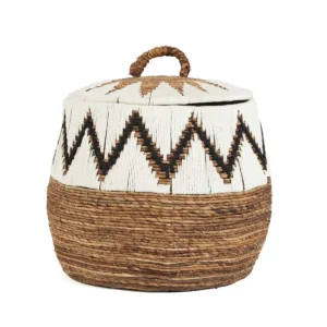 The Little Bay Strandmand Natuurlijk Wit L Maak uw leefruimte meer georganiseerd en esthetisch aangenaam met deze mand die de stijl naadloos combineert met functie. De Little Bay Beach Basket toont de unieke textuur- en kleurvariaties van bananenblad, waardoor elk stuk uniek is. Het ruime interieur biedt ruimte voor het opslaan van wasserette, dekens, speelgoed of andere huishoudelijke artikelen. De stevige constructie zorgt voor langdurige duurzaamheid, terwijl het lichtgewicht karakter van bananenblad het gemakkelijk maakt om van kamer naar kamer te gaan. Casa & Viventes Breedte: 61cm Hoogte: 52cm Lengte: 61cm Gewicht: 3500g merk: Bazar Bizar Living