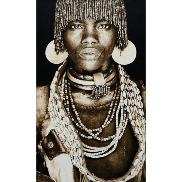 Gobelin geweven wandtapijt 75/125 Hamar Vrouw Ethiopië WH1707 Uitgerekt Over de kunstenaar: De Duitse documentaire fotograaf Mario Gerth wordt geprezen om zijn uitgebreide reizen naar meer dan 80 landen op vijf continenten als onderdeel van zijn passie. Hij heeft te maken gehad met burgerlijke onrust, armoede en geweld, maar heeft ook schoonheid gevonden in culturen en mensen. Gerths fotografie, met een bijzondere focus op Afrika, toont de natuurlijke en menselijke diversiteit van het continent en benadrukt de unieke culturele en sociale kwaliteiten die hij bewondert. Zijn werk weerspiegelt de waardigheid en gratie van Afrikaanse individuen, van de trots van ouderen tot de harmonie van landschappen. De fotografie van Gerth wordt internationaal erkend en door Time Magazine omschreven als transformatief. Ontdek onze Gobelins collectie Ontdek onze Gobelins collectie, met geweven kunstwerken van getalenteerde kunstenaars, fotografen en ontwerpers. Elk stuk is vervaardigd met katoenen garens, waarbij slechts acht kleuren zijn gebruikt om een ​​fotorealistisch resultaat te bereiken. De collectie biedt drie maten: small (vierkant), medium en large. Verfraai uw ruimte met onze gecertificeerde geluiddempende gobelins. Hoewel alle textielkunstwerken op natuurlijke wijze geluid absorberen, kunnen we extra akoestisch dempend materiaal toevoegen dat is gemaakt van gerecyclede jeans voor superieure geluidsreductie. Dit milieuvriendelijke proces omvat mechanische recycling, waarbij jeans worden gereduceerd tot vezels, waarbij alle niet-textiele componenten worden verwijderd. Transformeer uw interieur met onze kleurrijke, akoestische Gobelins. Casa & Viventes Breedte: 75cm Hoogte: 125cm Lengte: 3cm Gewicht: 3000g kleuren: Zwart Materialen: Katoen, Katoen merk: MONDiART