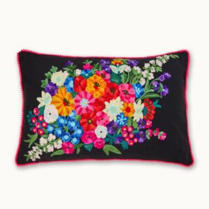 Kussen met vullende zwarte bloemen Onze meest populaire schatten bij door Vivi: Cushion -covers uit India! De uitgebreide ontwerpen zijn mechanisch geborduurd in een pure damesfabriek. De juiste sierrand geeft hen dat zeker iets. Case 100% katoen | Vul 100% polyester 60x40 cm alleen droog reinigingskussen met vulling - we bieden de kussenmouwen aan, zelfs zonder te vullen. © Design by Vivi. CASA & VIVENTES Kussen met vullende zwarte bloemen merk: by Vivi.
