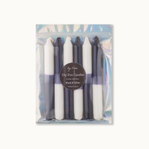 Dip Dye-kaarsenset: zwart-witte editie Of het nu een cadeau is voor een verjaardag of voor Kerstmis, als een souvenir voor het zomerfestival of een andere uitnodiging. Mijn hand gekleurde dip kleurstofkaarsen zijn een prachtige manier om je vrienden en familie te geven. Elke kaars is een enkel stuk, maar altijd gekleurd met veel liefde en passie in onze studio in München. De kleurintensiteit, de kleurgradiënt en de volgorde van de kaarsen kunnen variëren. De verpakking is herbruikbaar. Ontworpen en geassembleerd met liefde in München. Maat: 6 kaarsen | Hoogte 18 cm | Breedte: 2,2 cm verbrandingstijd: ongeveer 6,5 uur, zorg ervoor dat je kaarsen nooit onbeheerd laat branden! Casa & Viventes  Gewicht: 300g kleuren: Zwart, Wit, Zwart, Wit Materialen: Paraffine, Was merk: by Vivi.