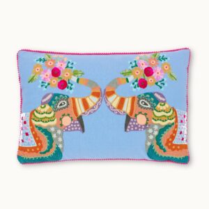 Kussenhoes olifant Onze meest populaire schatten bij door Vivi: Cushion -covers uit India! De uitgebreide ontwerpen zijn mechanisch geborduurd in een pure damesfabriek. De juiste sierrand geeft hen dat zeker iets. 100% katoen 60x40 cm. Alleen droog reinigen. Kussenhoes zonder vulling. We bieden ook de kussenhoes aan met vulling. Casa & Viventes Breedte: 65cm Hoogte: 40cm Materialen: Katoen merk: by Vivi.