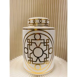 Wit en goud abstracte keramische pot klein formaat Deze Noble bussen vormen een elegant decoratief accent voor elk huis. Wit geglazuurde porseleinen                                bussen zijn voorzien van een metallic goud geometrisch patroon, wat visueel belang aan het decor toevoegt. Casa & Viventes  Middel: 1 H25 cm L15cm D15cm Breedte: 15cm Hoogte: 25cm Lengte: 15cm Gewicht: 2500g kleuren: Goud, Wit Materialen: Porselein, Massief goud, Keramiek, Porselein merk: QMF Trading                                                                                                                                                                Middel: 1 H25 cm L15cm D15cm Breedte: 15cm Hoogte: 25cm Lengte: 15cm Gewicht: 2500g kleuren: Goud, Wit Materialen: Porselein, Massief goud, Keramiek, Porselein merk: QMF Trading