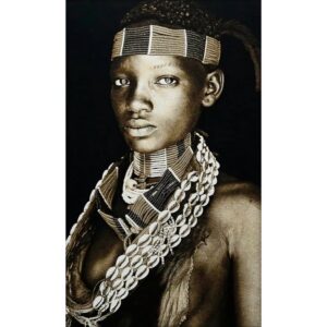 Gobelin geweven wandtapijt 75/125 Hamar Lady Ethiopië WH1860 Uitgerekt Over de kunstenaar:De Duitse documentairefotograaf Mario Gerth wordt geprezen om zijn uitgebreide reizen naar meer dan 80 landen op vijf continenten als onderdeel van zijn passie. Hij heeft te maken gehad met burgerlijke onrust, armoede en geweld, maar heeft ook schoonheid gevonden in culturen en mensen.Gerths fotografie, met een bijzondere focus op Afrika, toont de natuurlijke en menselijke diversiteit van het continent en benadrukt de unieke culturele en sociale kwaliteiten die hij bewondert. Zijn werk weerspiegelt de waardigheid en gratie van Afrikaanse individuen, van de trots van ouderen tot de harmonie van landschappen. De fotografie van Gerth wordt internationaal erkend en door Time Magazine omschreven als transformatief. Ontdek onze Gobelins-collectie, met geweven kunstwerken van getalenteerde kunstenaars, fotografen en ontwerpers. Elk stuk is vervaardigd met katoenen garens, waarbij slechts acht kleuren zijn gebruikt om een ​​fotorealistisch resultaat te bereiken. De collectie biedt drie maten: small (vierkant), medium en large.Verfraai uw ruimte met onze gecertificeerde geluidsdempende gobelins. Hoewel alle textielkunstwerken op natuurlijke wijze geluid absorberen, kunnen we extra akoestisch dempend materiaal toevoegen dat is gemaakt van gerecyclede jeans voor superieure geluidsreductie. Dit milieuvriendelijke proces omvat mechanische recycling, waarbij jeans worden gereduceerd tot vezels, waarbij alle niet-textiele componenten worden verwijderd. Transformeer uw interieur met onze kleurrijke, akoestische Gobelins. CASA & VIVENTES Gobelin geweven wandtapijt 75/125 Hamar Lady Ethiopië WH1860 Uitgerekt Breedte: 75cm Hoogte: 125cm Lengte: 3cm Gewicht: 3000g kleuren: Zwart Materialen: Katoen, Katoen merk: MONDiART
