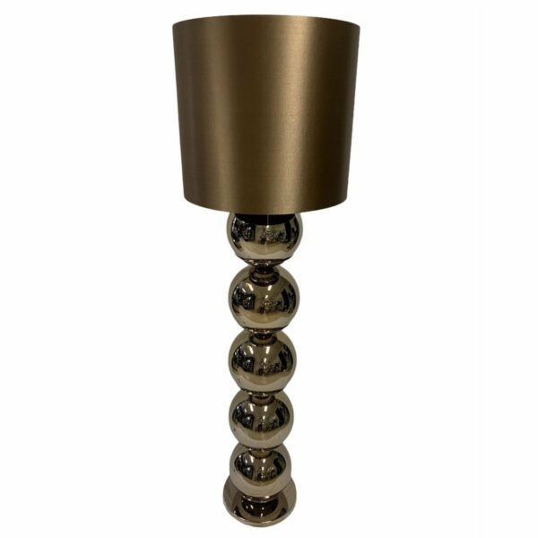 XL Bollamp - Sepia Prachtige XL Bollamp -Sepia vloerlamp bestaat uit 5 metalen bollen. Het model is ca. 170cm met kap. De lamp wordt geleverd met een satijnen kap.De afmeting van de lamp vind je onderin: Lengte 50cm Breedte 50cm Hoogte 165cm   CASA & VIVENTES XL Bollamp - Sepia merk: Luxury Living B.V. Gemaakt in: CN