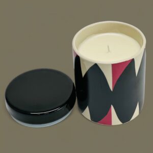 Geurkaars Natuurlijke sojawas Luxe geur voor thuis D10cm*H13,5cm Candle Natuurlijke sojawas Lurury-geur voor uw huis De donkerste Perzische roos. Rijk en gelaagd, omhuld met rokerig agarhout. Met een vleugje kruidnagel en decadente praline. Onweerstaanbaar. Om te stimuleren, te ontspannen of te baden in een sfeer van luxe. Brandduur van de kaars in 72 uur. Inclusief deksel. D10cm *H13,5cm Casa & Viventes Basisnoten: oud Hartnoten: Damastroos Topnoten: Kruidnagel Breedte: 10cm Hoogte: 13.5cm Lengte: 10cm Diameter: 9cm Gewicht: 30g kleuren: Roségoud Materialen: Was merk: QMF Trading