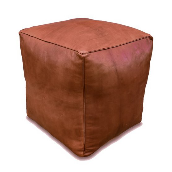 Leren poef cognacbruin (vierkant XL) Gevuld geleverd Wil je je huis nog gezelliger maken of een leuke boho sfeer geven? Dan zijn onze handgemaakte poefs perfect voor jou! De leren poef cognac bruin (vierkant - XL) wordt vaak gebruikt als decoratie, maar is ook ideaal als voetenbankje of als extra zitplaats voor kinderen. De poef wordt het meest gebruikt in de woonkamer, slaapkamer of kinderkamer. Wij hebben een kleurrijk assortiment dat bij elke ruimte in uw huis past. De poefs zijn handgemaakt van hoogwaardig echt leer en met liefde gemaakt door een coöperatie van ambachtslieden. Individuele stukken leer worden met de hand aan elkaar gestikt. De leren poef wordt vervolgens in de zon gelegd en geolied om de mooie gebruinde kleur te krijgen, of met de hand geverfd tot een op maat gemaakt kleurenpalet met behulp van natuurlijke, plantaardige materialen. Ze worden van begin tot eind volledig met de hand gemaakt, met dezelfde traditionele technieken die tientallen jaren meegaan. Houd er rekening mee dat natuurlijke kleurvariaties, rimpels en vouwen deel uitmaken van de unieke kenmerken van leer en alleen maar schoonheid en karakter toevoegen.  Casa & Viventes Breedte: 40cm Hoogte: 45cm Lengte: 40cm Gewicht: 12000.00g kleuren: Beige, Bruin, Bruin Materialen: Leer, Leer merk: Poufs & Pillows