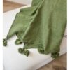 Pompondeken Groen Op zoek naar een statement stuk voor je bed of een gezellige deken om onder te kruipen op de bank? De  dekens voegen een charmant tintje toe aan je interieur. Dankzij de rustige kleuren en patronen zijn onze dekens geschikt voor vrijwel elke woonstijl, van modern tot bohemien. In de winter vindt de pom pom deken vaak zijn plekje in de slaapkamer of op de bank. In de zomer kan hij ook prima in de tuin gebruikt worden als het op een zomeravond wat koeler wordt. Wij bieden verschillende kleuren aan die leuk zijn om te mixen en matchen. Daarnaast hebben wij voor iedere deken een bijpassend kussen om jouw interieur helemaal compleet te maken. Specificaties van deze  deken: Handgeweven door onze coöperatie van ambachtslieden. Gemaakt van katoen. Aan de korte zijden van de pompomdeken bevinden zich pompons. Wasvoorschriften: wij raden aan om de pom pom deken met de hand te wassen in warm water of met een zachte machinewas op 20°. Handgemaakte Pom Pom Dekens Deze groene pom pom deken is handgemaakt van 100% katoen door een coöperatie van ambachtslieden in Marokko. Generaties lang hebben deze ambachtslieden het ambacht van het weven met weefgetouwen doorgegeven aan hun zonen. De Marokkaanse techniek is een fascinerende kunst. De dekens zijn geweven op traditionele houten weefgetouwen, met aan beide uiteinden pompons. Elke deken is uniek en van hoge kwaliteit, waardoor jouw pom pom deken jarenlang meegaat. Onze pom pom dekens zijn ook verkrijgbaar in andere kleuren.  Casa & Viventes kleuren: Groen Materialen: Katoen, Wol, Katoen merk: Poufs & Pillows